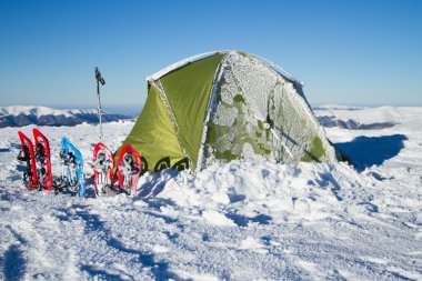 Çadır kış dağlar. Kar kar ayakkabıları.