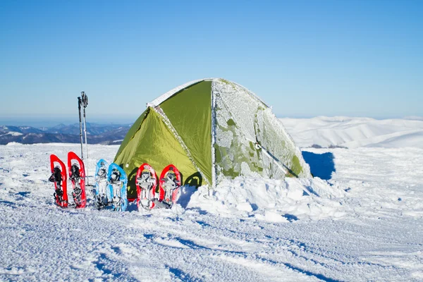 Tenda montagna inverno.Ciaspole sulla neve . — Foto Stock