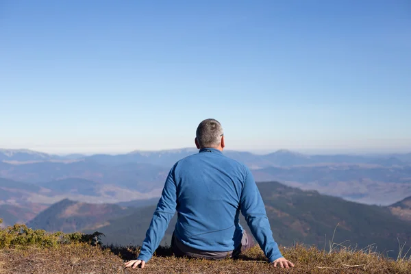 Senderismo en las montañas del Cáucaso . — Foto de Stock