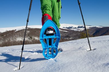 Dağlarda kar ayakkabıları bir sırt çantası ve çadır hiking kış.