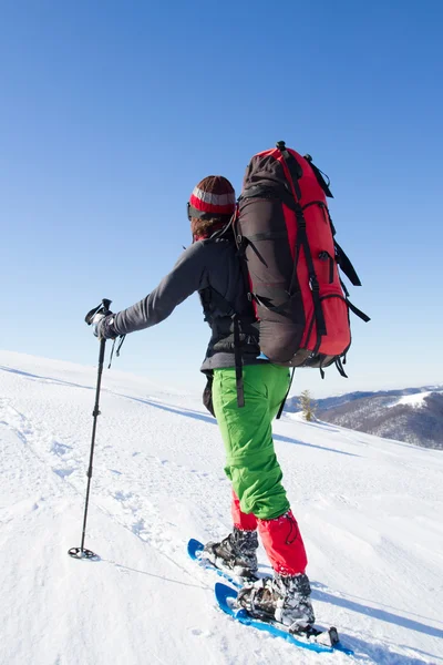 Randonnée hivernale en montagne en raquettes avec sac à dos et tente . — Photo