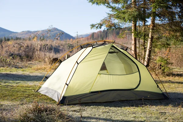 Camping obszarze z wielokolorowych namioty w lesie. Camping obszarze z wielokolorowych namioty w lesie. — Zdjęcie stockowe