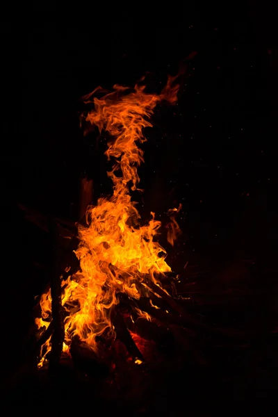 篝火和余烬的特写。篝火和余烬特写. — 图库照片