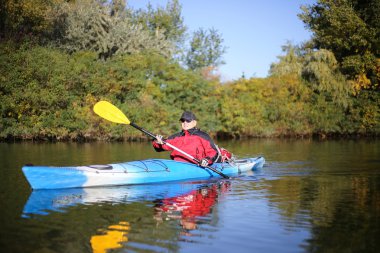 (Lees feribot ve Glen Canyon Barajı arasında Colorado nehir kanosu).