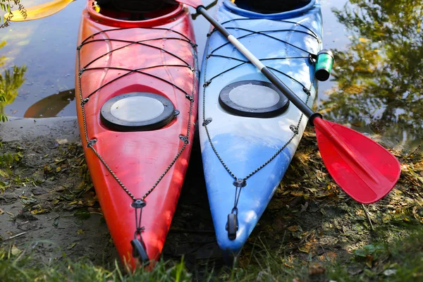 Colorful kayaks on the tropical beach.Colorful kayaks on the tropical beach. — Stock Photo, Image