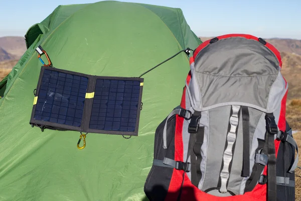 太阳能电池板。附加到帐篷里的太阳能电池板. — 图库照片