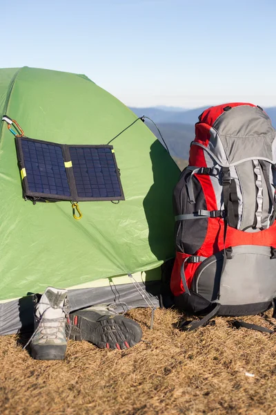 Солнечная панель. Солнечная панель, прикрепленная к палатке . — стоковое фото