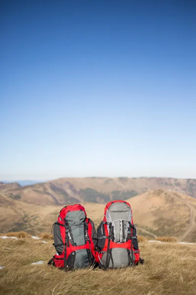 Camping-Elemente / Ausrüstung auf dem Gipfel des Berges. Ausrüstung auf dem Berg. — Stockfoto