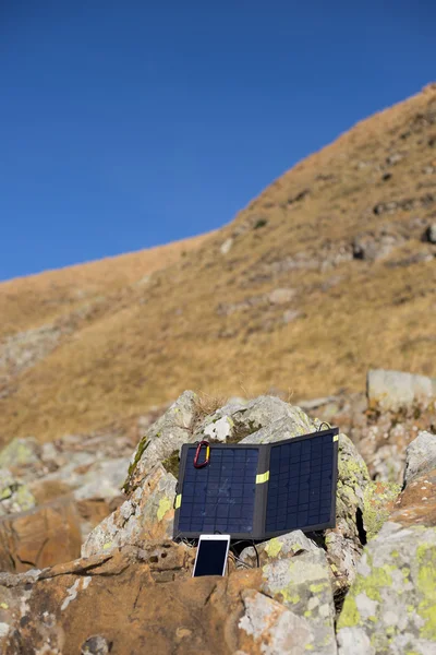 Solpanel. Solpanelen kopplad till tältet. — Stockfoto