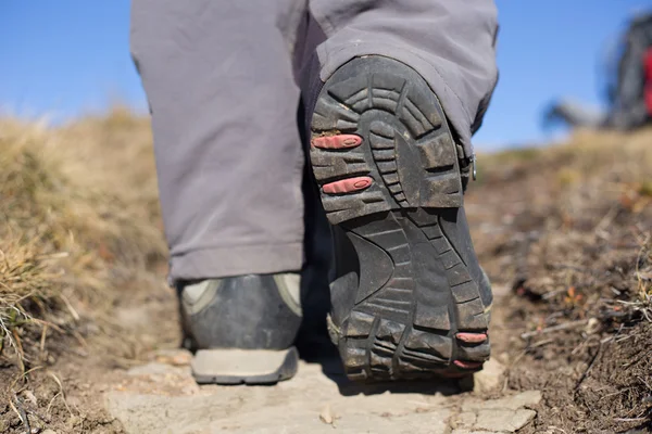 Botte de randonnée en gros plan sur les rochers de montagne . — Photo