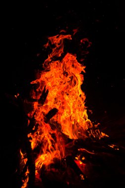 alevler siyah arkaplanda