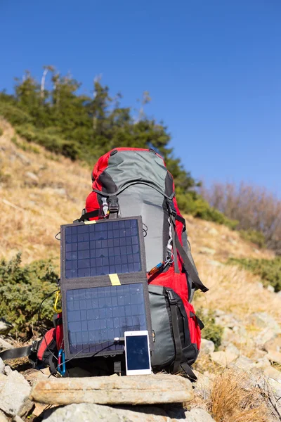 Sonnenkollektor.Das Solarmodul, das am Zelt angebracht wird. — Stockfoto