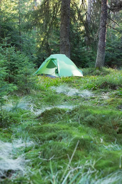 Tenda verde no topo da montanha, montanhas Retezat, Roménia . — Fotografia de Stock