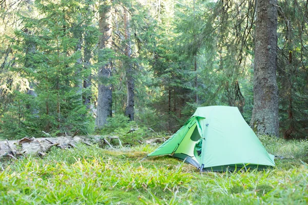 Tenda verde no topo da montanha, montanhas Retezat, Roménia . — Fotografia de Stock