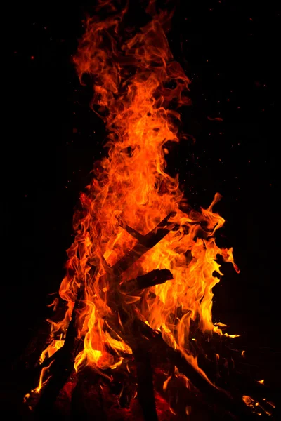 Flammen auf schwarzem Hintergrund — Stockfoto