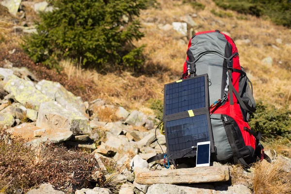 Sonnenkollektor.Das Solarmodul, das am Zelt angebracht wird. — Stockfoto