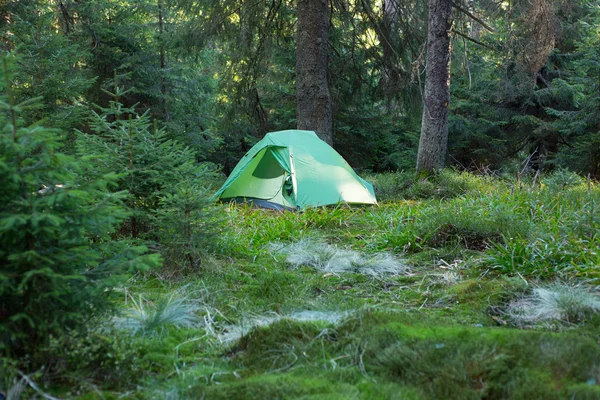 Tenda verde no topo da montanha, montanhas Retezat, Roménia . — Fotografia de Stock