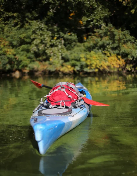 Kayaks colorés sur la plage tropicale . — Photo