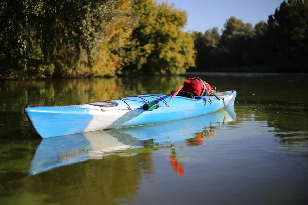 Kayak colorati sulla spiaggia tropicale . — Foto Stock