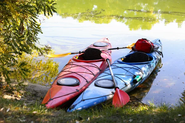 Kayak colorati sulla spiaggia tropicale . — Foto Stock