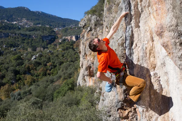 Kaya tırmanışçısı kayalık bir duvara tırmanıyor. — Stok fotoğraf