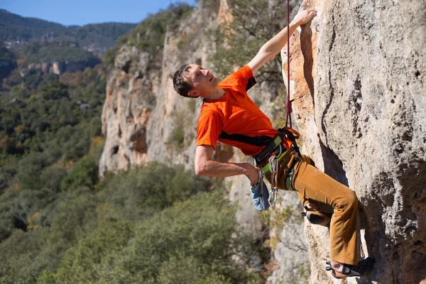 Bergsklättrare klättrar på en stenig vägg. — Stockfoto