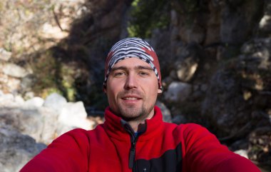 selfie dağın zirvesinde alarak uzun yürüyüşe çıkan kimse.