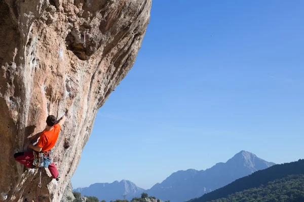 Rock climber climbs on a rocky wall. — Stock Photo, Image