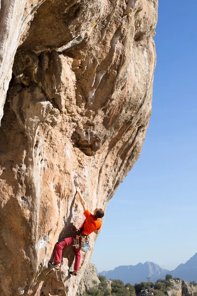 Kaya tırmanışçısı kayalık bir duvara tırmanıyor. — Stok fotoğraf