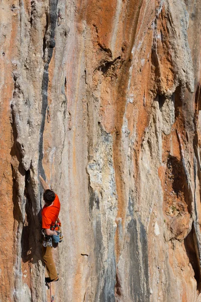 Rock climber climbs on a rocky wall. — Stock Photo, Image