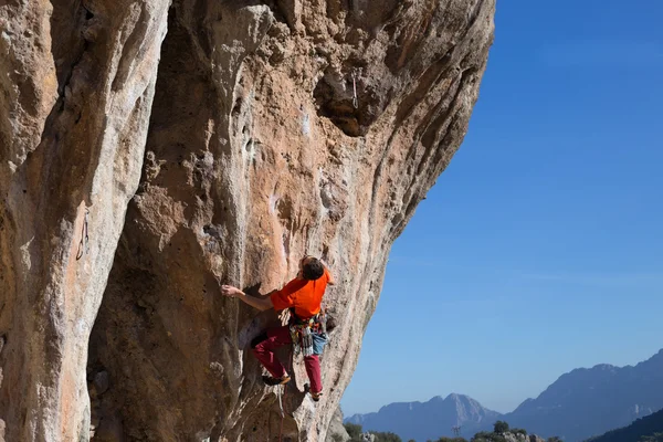 ロック ・ クライマーが岩の壁に登る. — ストック写真