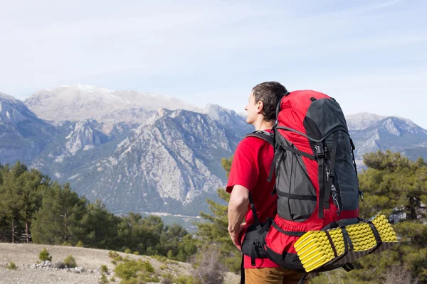 Hikers with backpacks enjoying valley view from top of a mountain — Stock Photo, Image