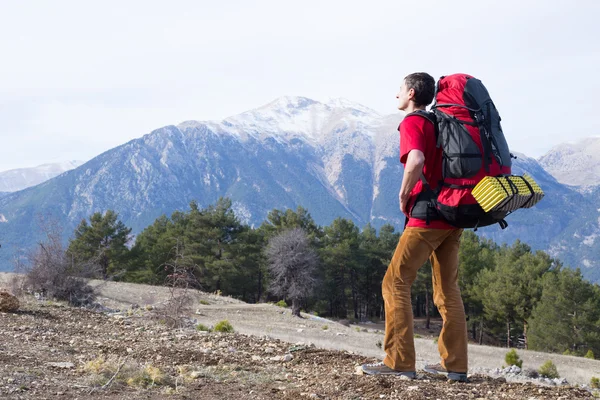 Randonneurs avec sacs à dos profitant d'une vue sur la vallée depuis le sommet d'une montagne — Photo