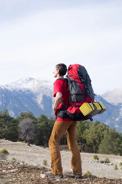 Hikers with backpacks enjoying valley view from top of a mountain — Stock Photo, Image