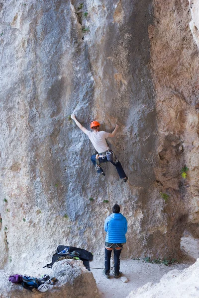 Giovane arrampicatore maschio appeso a una scogliera. — Foto Stock