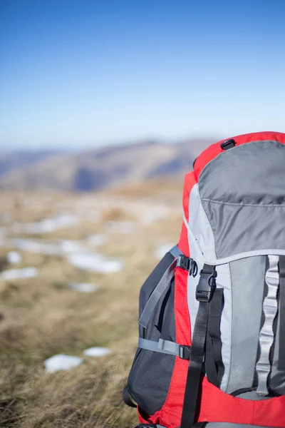 Elementos de acampamento / equipamento no topo da montanha . — Fotografia de Stock