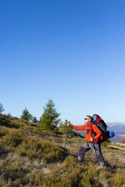 Wędrowiec wędrujący po górach. Sport i aktywne życie. — Zdjęcie stockowe