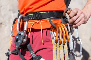 Uçurumun kenarında asılı genç bir tırmanıcı.