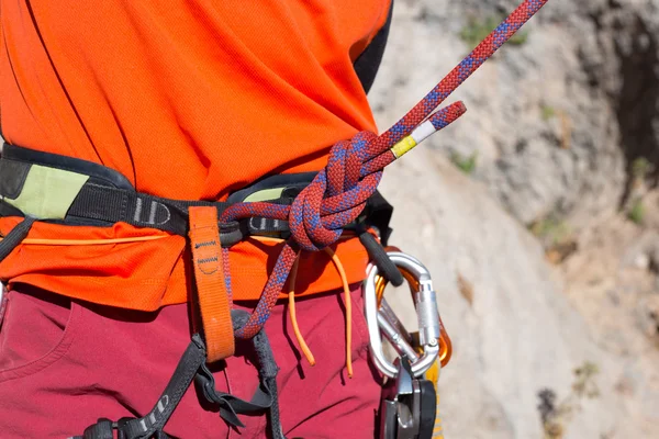 Jovem alpinista pendurado por um penhasco. — Fotografia de Stock