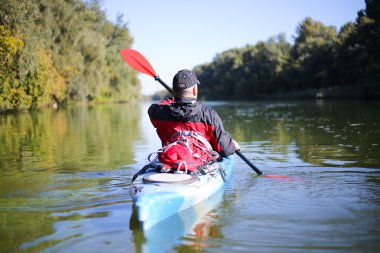(Lees feribot ve Glen Canyon Barajı arasında Colorado nehir kanosu)
