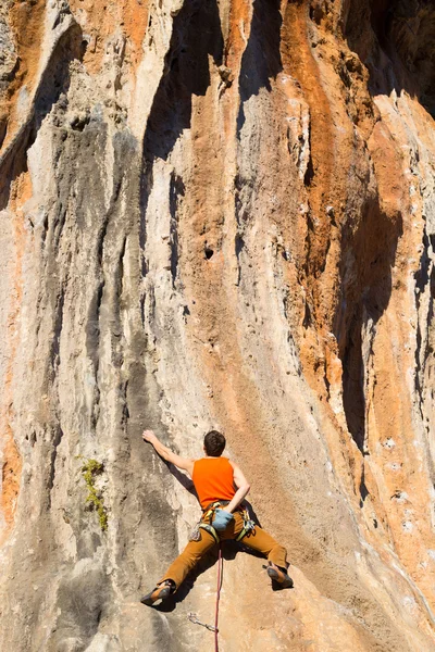 年轻的登山者挂在悬崖边. — 图库照片