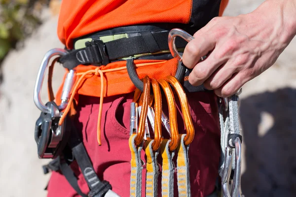 Jovem alpinista pendurado por um penhasco. — Fotografia de Stock