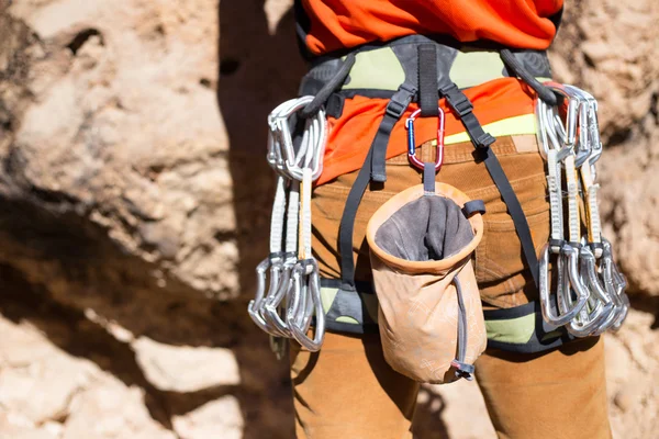 Young male climber hanging by a cliff. — Stock Photo, Image