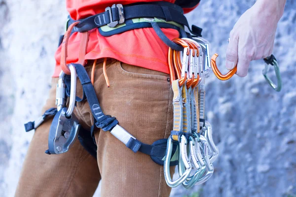 Jovem alpinista pendurado por um penhasco. — Fotografia de Stock