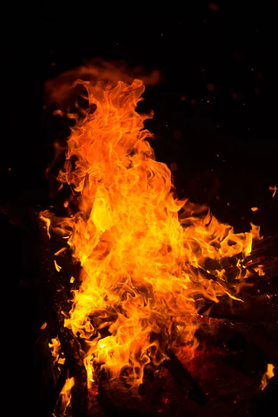 Tűz lángok egy fekete háttér. — Stock Fotó