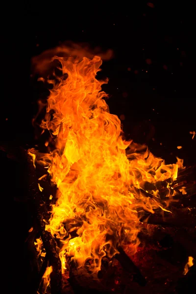 Chamas de fogo em um fundo preto. — Fotografia de Stock