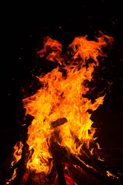 Llamas de fuego sobre un fondo negro. — Foto de Stock