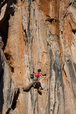 Uçurumun kenarında asılı genç bir tırmanıcı