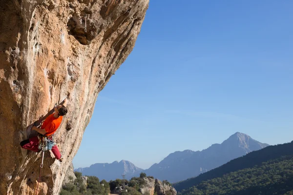 年轻的登山者挂在悬崖边. — 图库照片