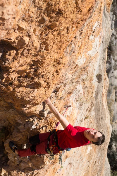 Young male climber hanging by a cliff. — Stock Photo, Image